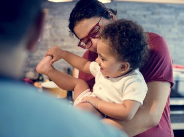 Annem ve babam ile küçük kız oynamaya