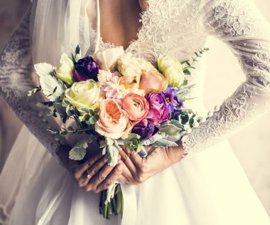 Gelin Düğün Nişan töreninde çiçek buketi Holding