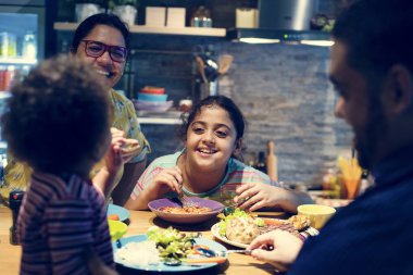 Birlikte yemek masasında yemek aile