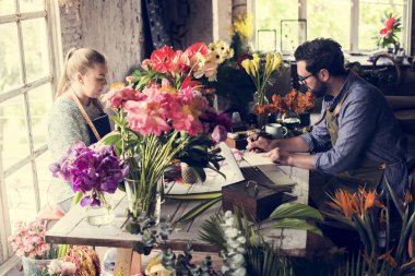 Bir çiçekçide çalışan çiçekçi