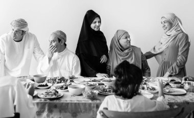 Müslüman bir aile Ramazan ziyafeti çekiyor