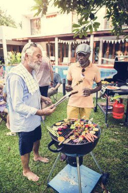 Farklı insanlar Barbekü partisi birlikte zevk