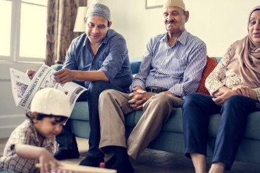 Müslüman aile içinde belgili tanımlık ev rahatlatıcı