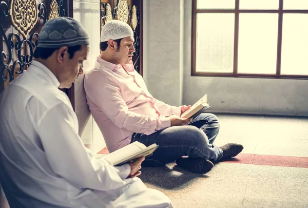 Muslim Membaca Dari Quran — Stok Foto