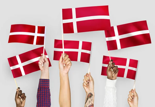 Mãos Agitando Bandeiras Dinamarca — Fotografia de Stock