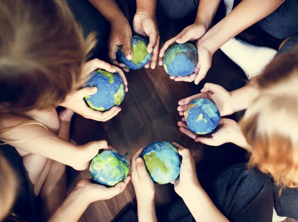 Barnen Håller Världen Sina Händer — Stockfoto