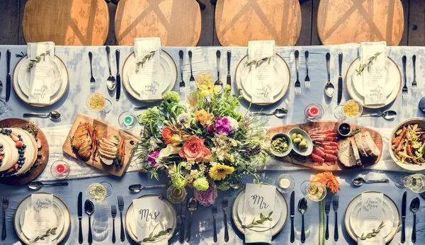 Vista Superior Mesa Boda Servida Con Platos Flores — Foto de Stock