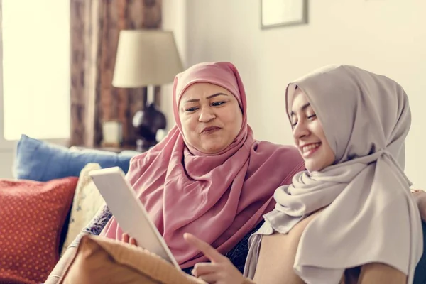 Wanita Muslim Menggunakan Tablet — Stok Foto