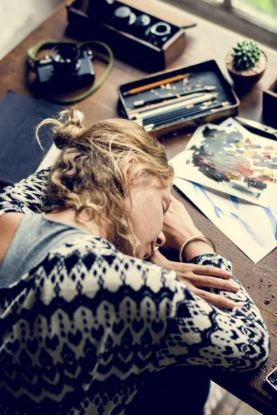 Visão Traseira Mulher Artista Tirando Uma Soneca Mesa Trabalho — Fotografia de Stock