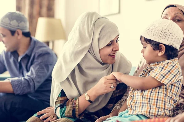 穆斯林母亲和她的儿子 — 图库照片