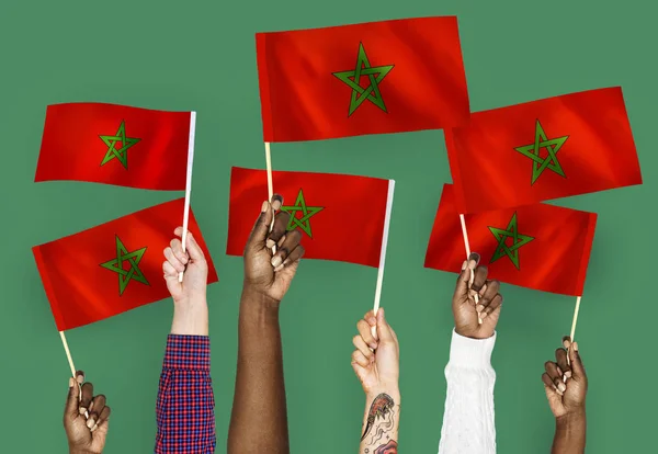 Руки Размахивают Флагами Марокко — стоковое фото