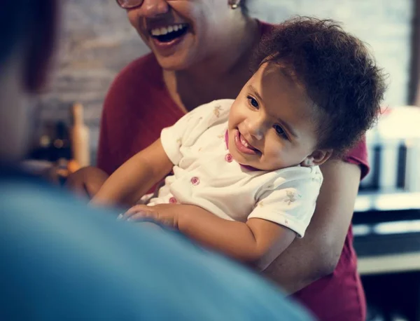 Primer Plano Chica Brasileña Sonriente Con Mamá —  Fotos de Stock