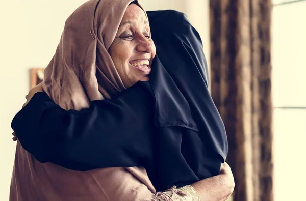 Мусульманские Женщины Обнимаются — стоковое фото