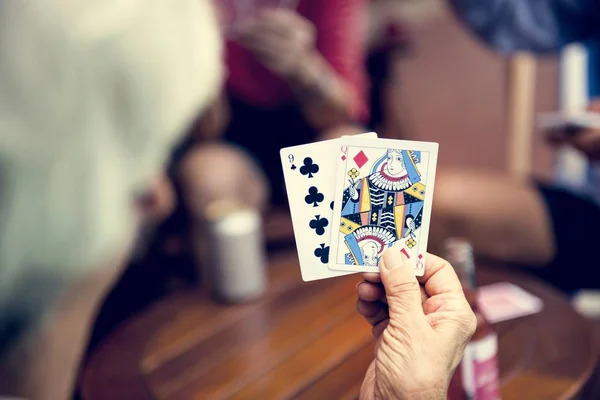 カードを持っている手の背面ビューのクローズ アップ — ストック写真
