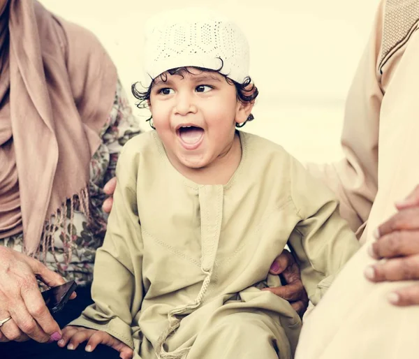 Muslimische Großeltern Mit Ihrem Enkelkind — Stockfoto