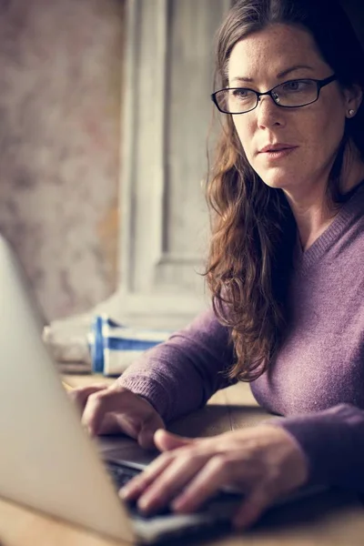 Mujer Caucásica Usando Computadora Portátil —  Fotos de Stock