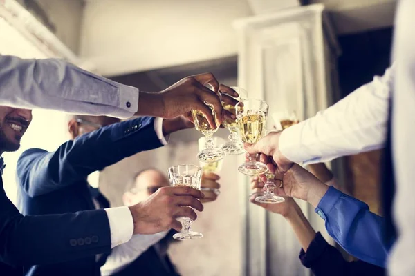 Gruppe Unterschiedlicher Menschen Die Gemeinsam Weingläser Klappern — Stockfoto