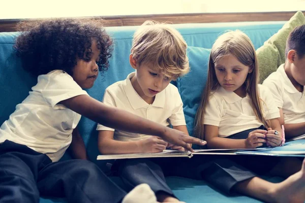 Gelukkige Jonge Geitjes Basisschool — Stockfoto