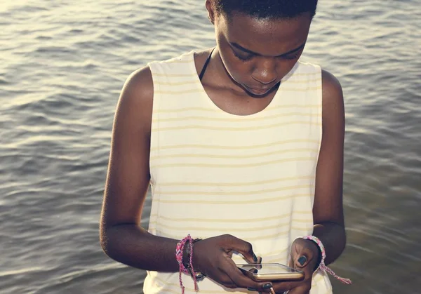 Mulher Ascendência Africana Usando Telefone Celular Pelo Mar — Fotografia de Stock