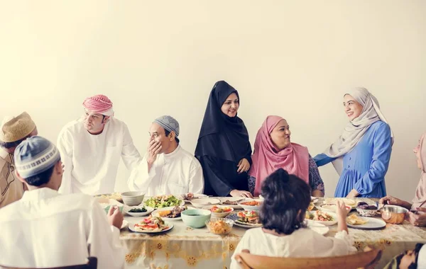 Moslim Familie Met Een Ramadan Feest — Stockfoto