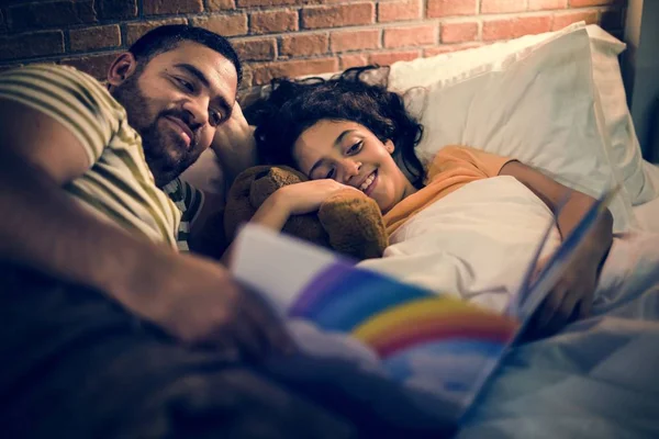 Padre Leyendo Historia Cama Con Hija — Foto de Stock