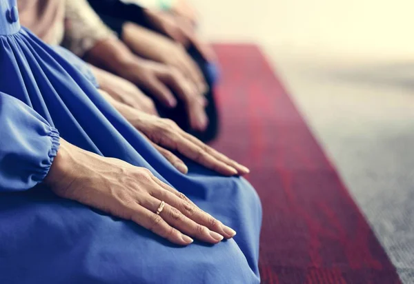 Muslim Orang Berdoa Tashahhud Postur Dengan Tangan Berlutut Gambar Dipotong — Stok Foto