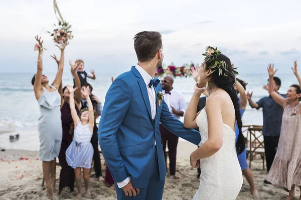Jong Koppel Een Huwelijksceremonie Het Strand — Stockfoto