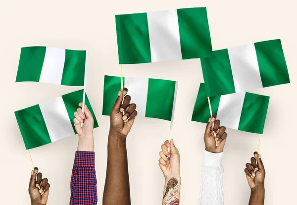 Hände Schwenken Die Fahnen Nigerias — Stockfoto