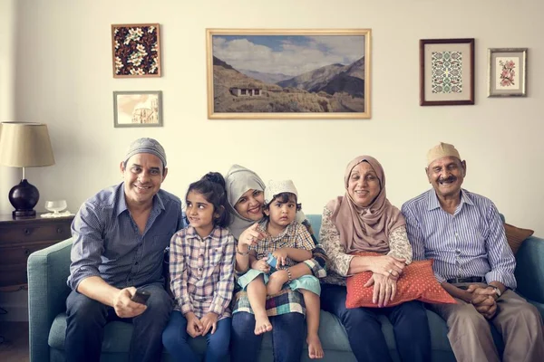 Мусульманская Семья Отдыхает Доме — стоковое фото