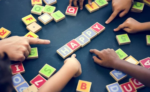 Niños Deletreando Palabras Con Bloques Alfabeto —  Fotos de Stock