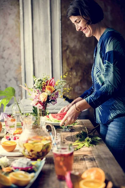 Mulher Colocando Frutas Bebidas Para Festa Mesa — Fotografia de Stock