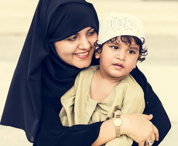 穆斯林母亲和她的儿子 — 图库照片