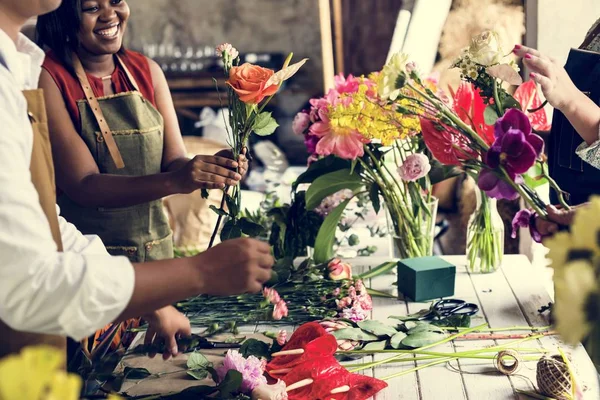 Floristas Trabalhando Uma Loja Flores — Fotografia de Stock