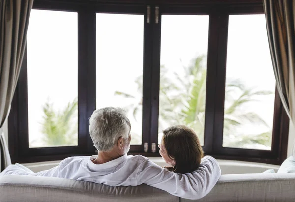 Una Pareja Ancianos Sentados Sofá — Foto de Stock