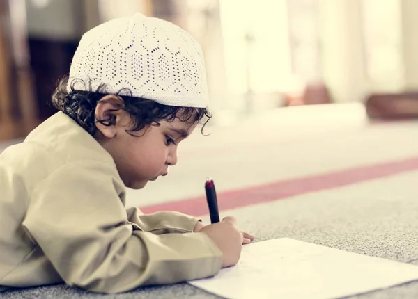 Ragazzino Scherzosamente Disegno Una Moschea Durante Ramadan — Foto Stock