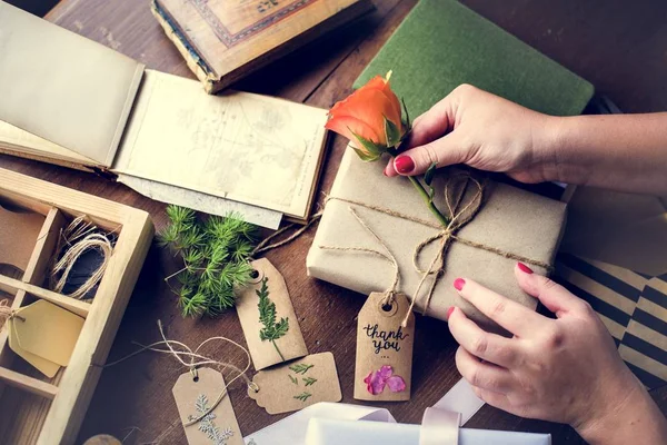 Mani Fai Confezione Regalo Tavolo Legno — Foto Stock