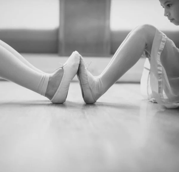 Una Donna Una Ragazza Che Scaldano Balletto — Foto Stock