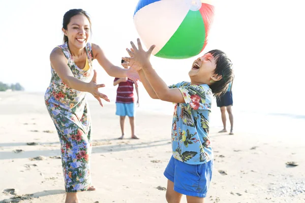 Famiglia Asiatica Che Gioca Spiaggia — Foto Stock