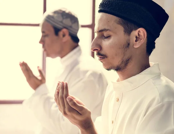 Homens Muçulmanos Rezando Durante Ramadã — Fotografia de Stock