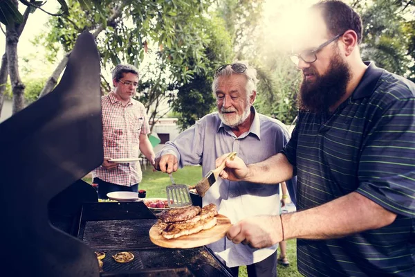 Hombres Ayudando Cocinar Filete Casero Fiesta Verano Bakcyard —  Fotos de Stock
