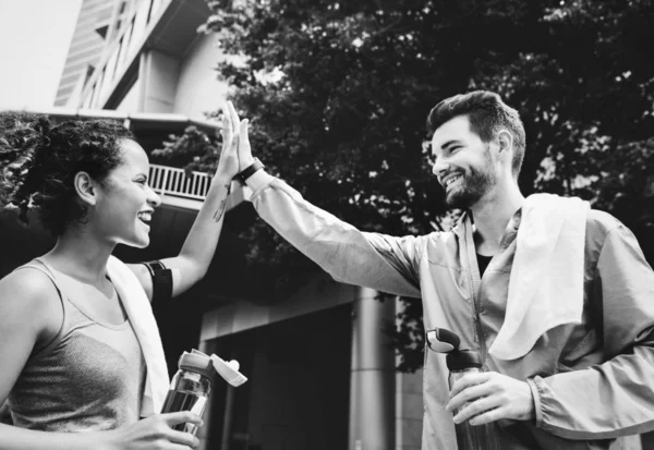 Casal Dando Alto Cinco Para Outro — Fotografia de Stock