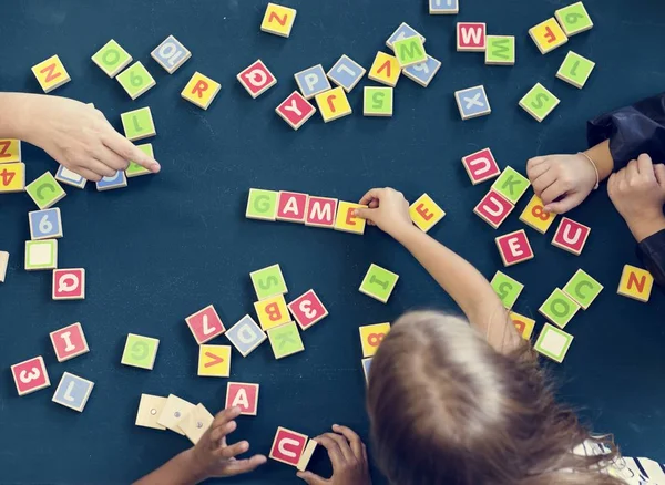 Kinderen Spellend Woorden Met Alfabet Blokken — Stockfoto