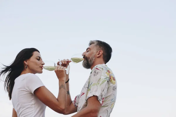 Casal Desfrutando Copo Vinho Praia — Fotografia de Stock
