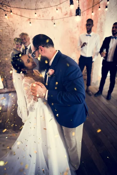 Jonggehuwde Paar Dansen Huwelijksfeest — Stockfoto