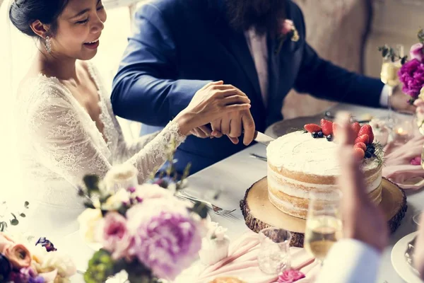 結婚式のケーキを切るカップル手 — ストック写真
