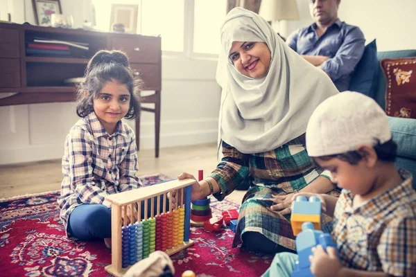 Família Muçulmana Relaxando Brincando Casa — Fotografia de Stock