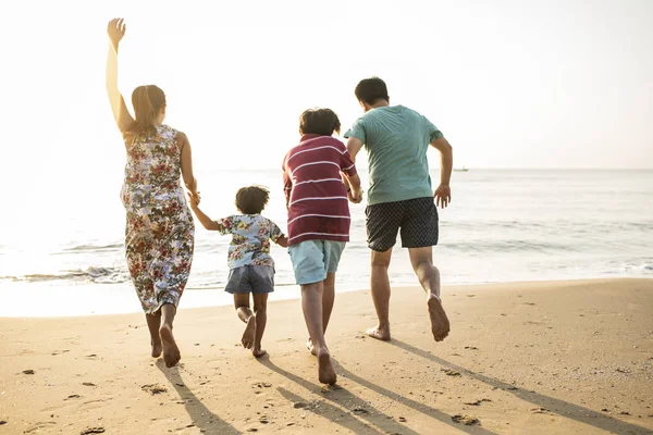 Família Asiática Brincando Praia — Fotografia de Stock