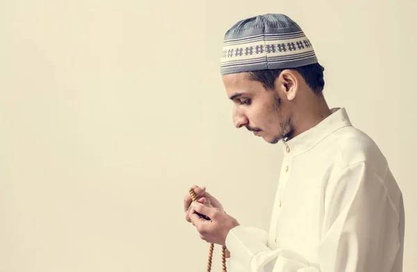 Homem Muçulmano Orando Com Tasbih Durante Ramadã — Fotografia de Stock