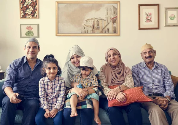 Família Muçulmana Relaxando Casa — Fotografia de Stock