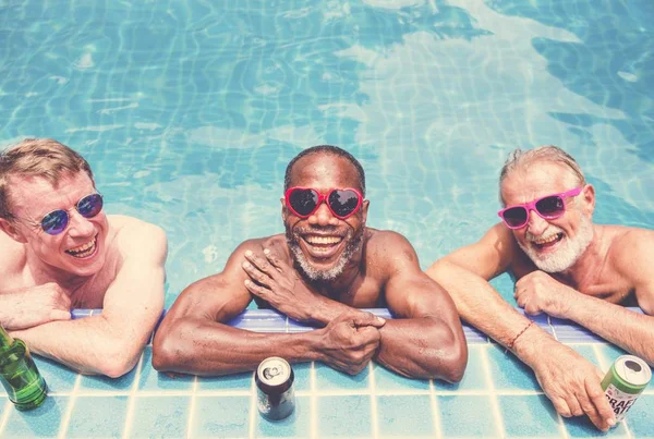 Grup çeşitli üst düzey adam birlikte havuz keyfi